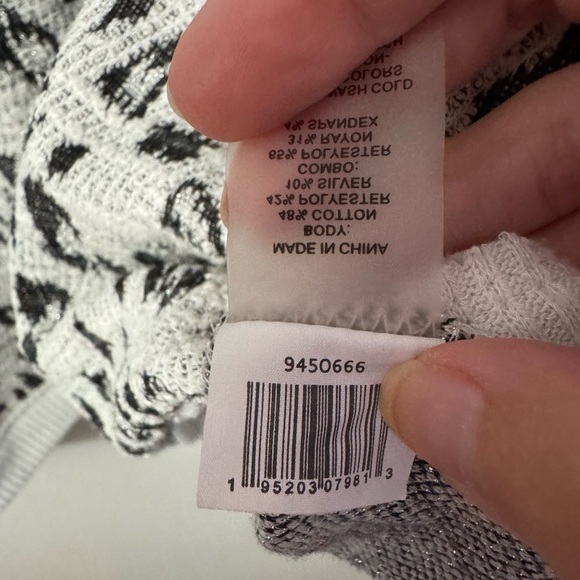 Vince Camuto Animal Print V-Neck Sweater - Picture 4 of 5